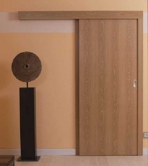 Holzschiebetür vor der Wand in Cepal Authentic Achat